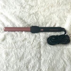 FOXYBAE®
25mm Black Curling Wand with Rose Gold Colored Barrel